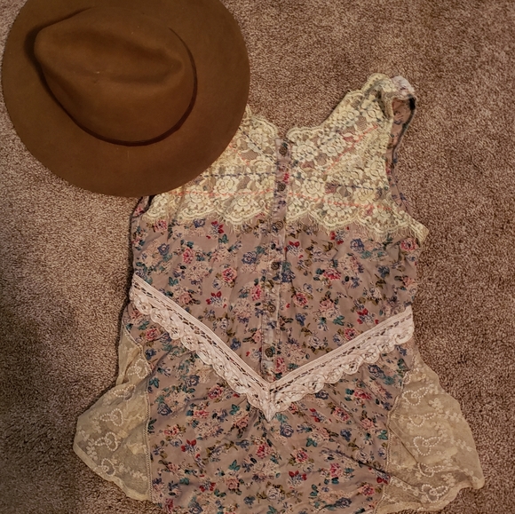 Flowly BKE lace tank - Picture 2 of 2